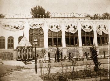 اسناد مصور-میراث مکتوب معماری-ایران 1272 تا 1333-سردر کاخ سلطتنی در اصفهان - 1272
